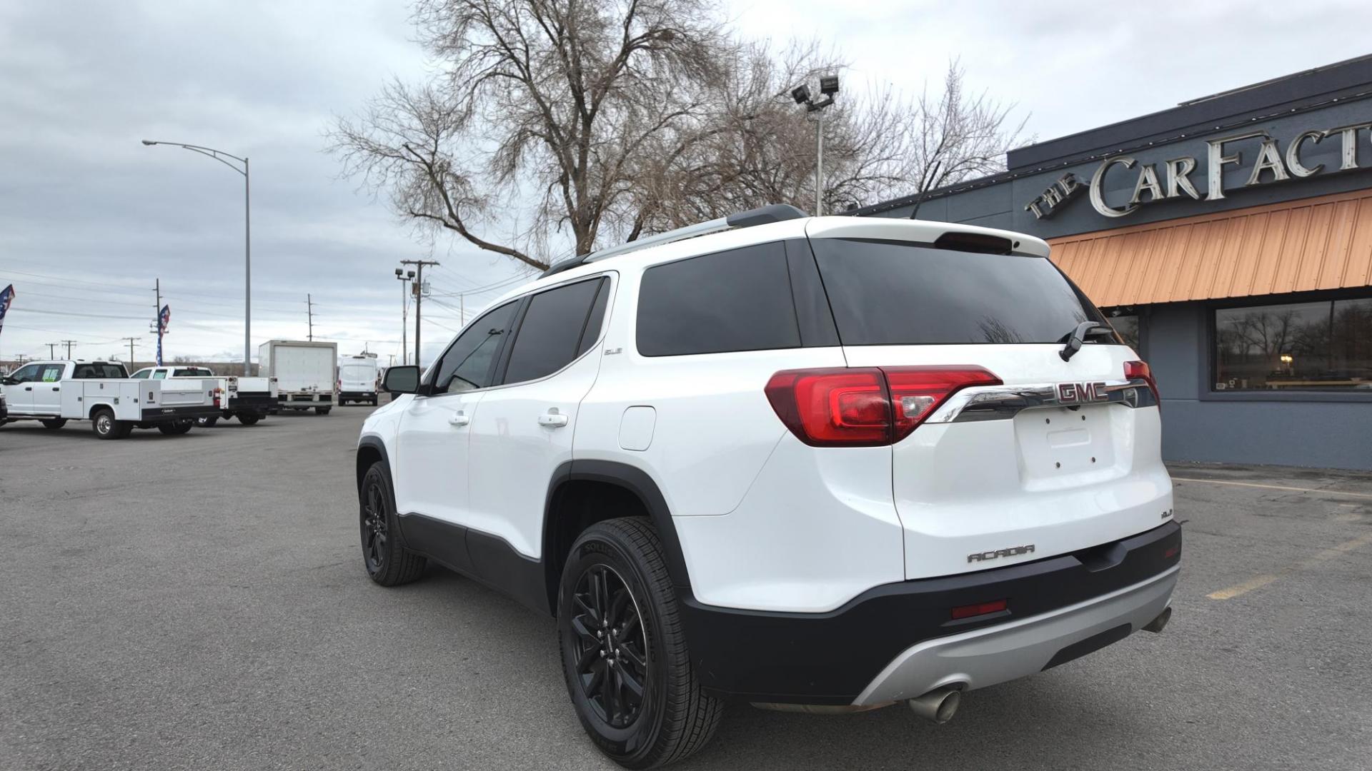 2018 White /Gray GMC Acadia SLE-2 AWD (1GKKNSLS7JZ) with an 3.6L V6 DOHC 24V engine, 6-Speed Automatic transmission, located at 4562 State Avenue, Billings, MT, 59101, (406) 896-9833, 45.769516, -108.526772 - Photo#5