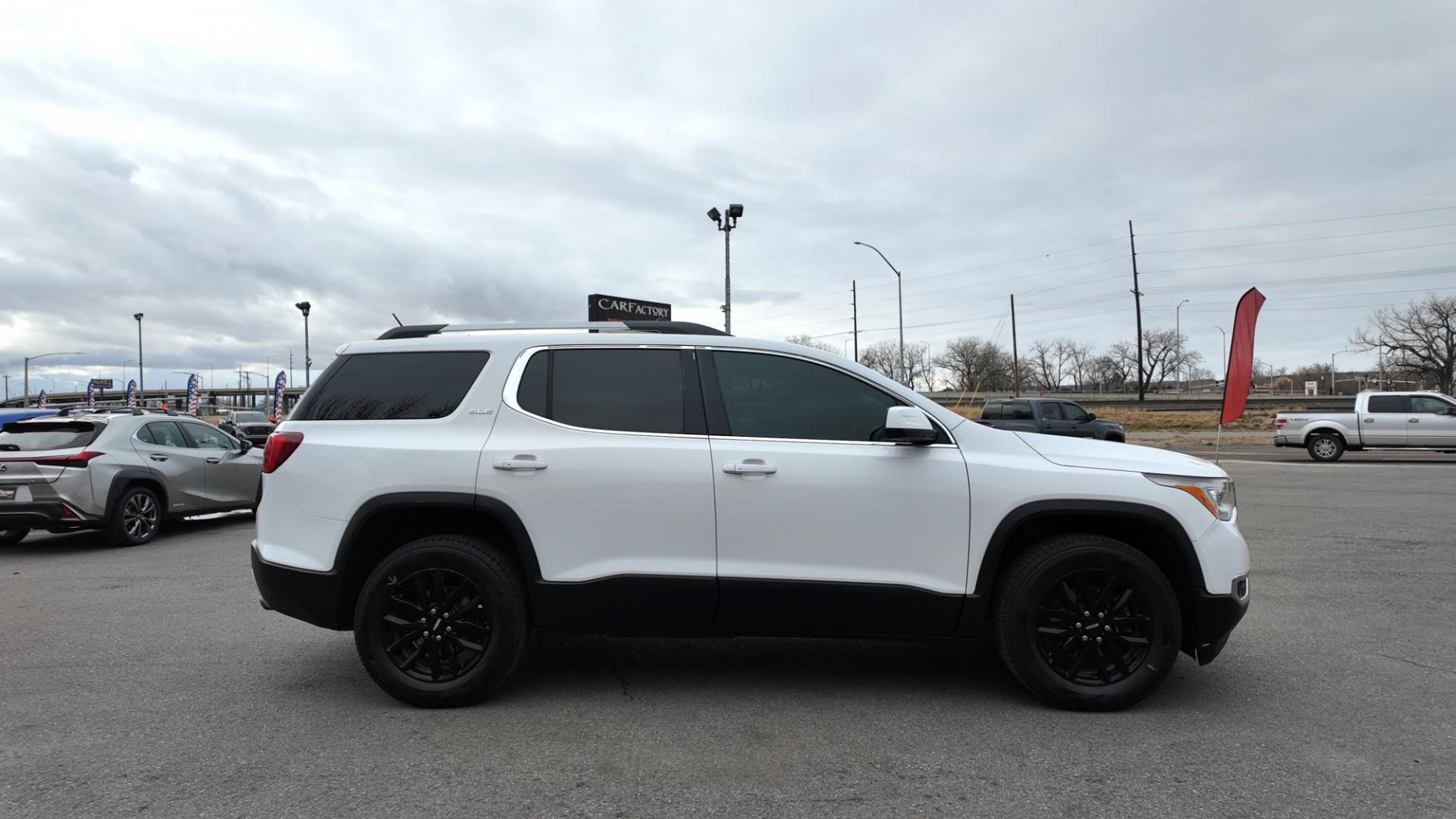 2018 White /Gray GMC Acadia SLE-2 AWD (1GKKNSLS7JZ) with an 3.6L V6 DOHC 24V engine, 6-Speed Automatic transmission, located at 4562 State Avenue, Billings, MT, 59101, (406) 896-9833, 45.769516, -108.526772 - Photo#10