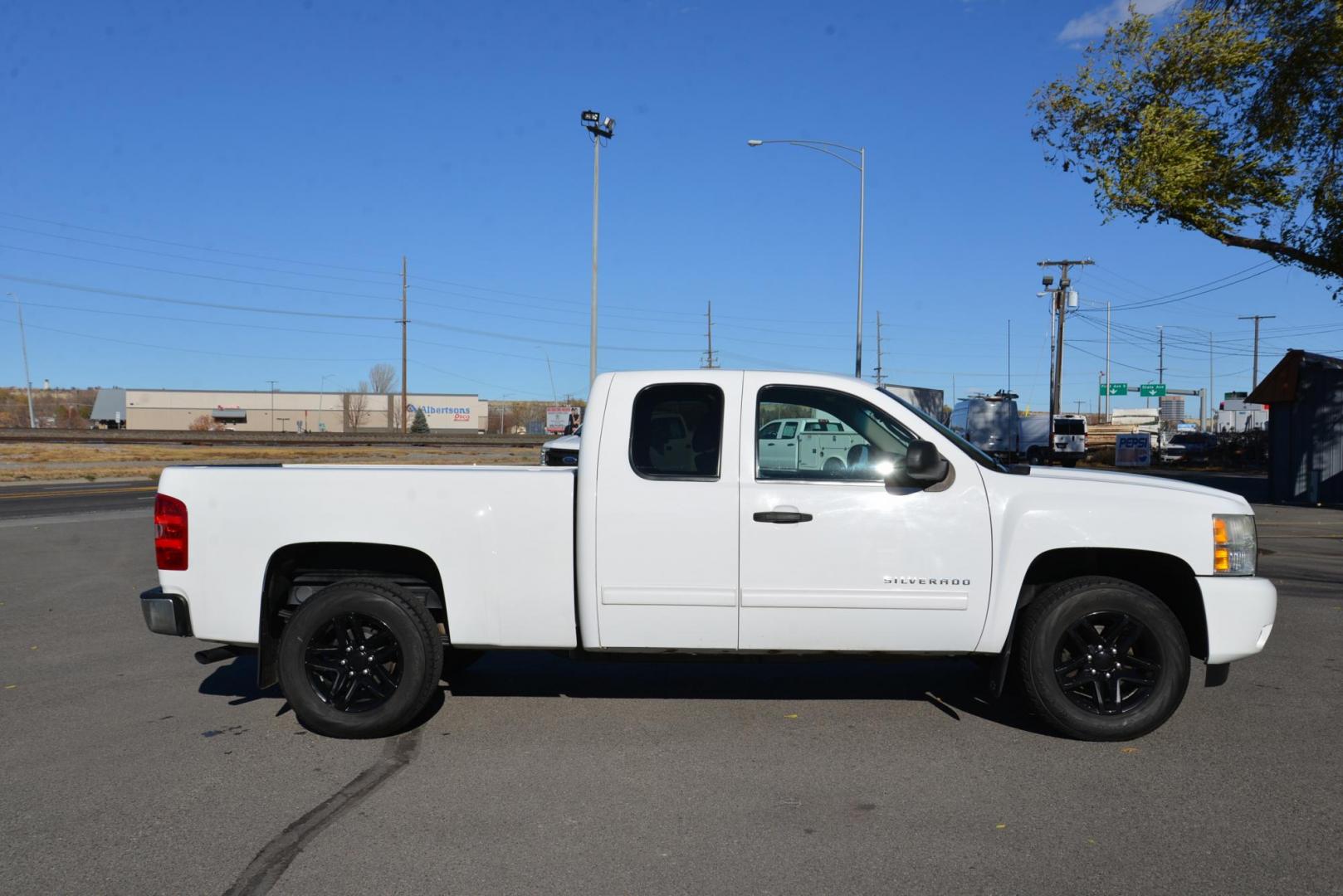 2011 Summit White /Ebony Chevrolet Silverado 1500 LT Ext. Cab 4WD (1GCRKSE37BZ) with an 5.3L V8 OHV 16V FFV engine, 6-Speed Automatic transmission, located at 4562 State Avenue, Billings, MT, 59101, (406) 896-9833, 45.769516, -108.526772 - 2011 Chevy Silverado 1500 LT 4x4 This Chevy is a 2 owner truck. There are no accidents recorded on the history report , the report has multiple service records notated . The Silverado runs and drives nicely. The Interior and exterior are clean. The 18 Inch Yokohama Geolander Tires are in good sha - Photo#7