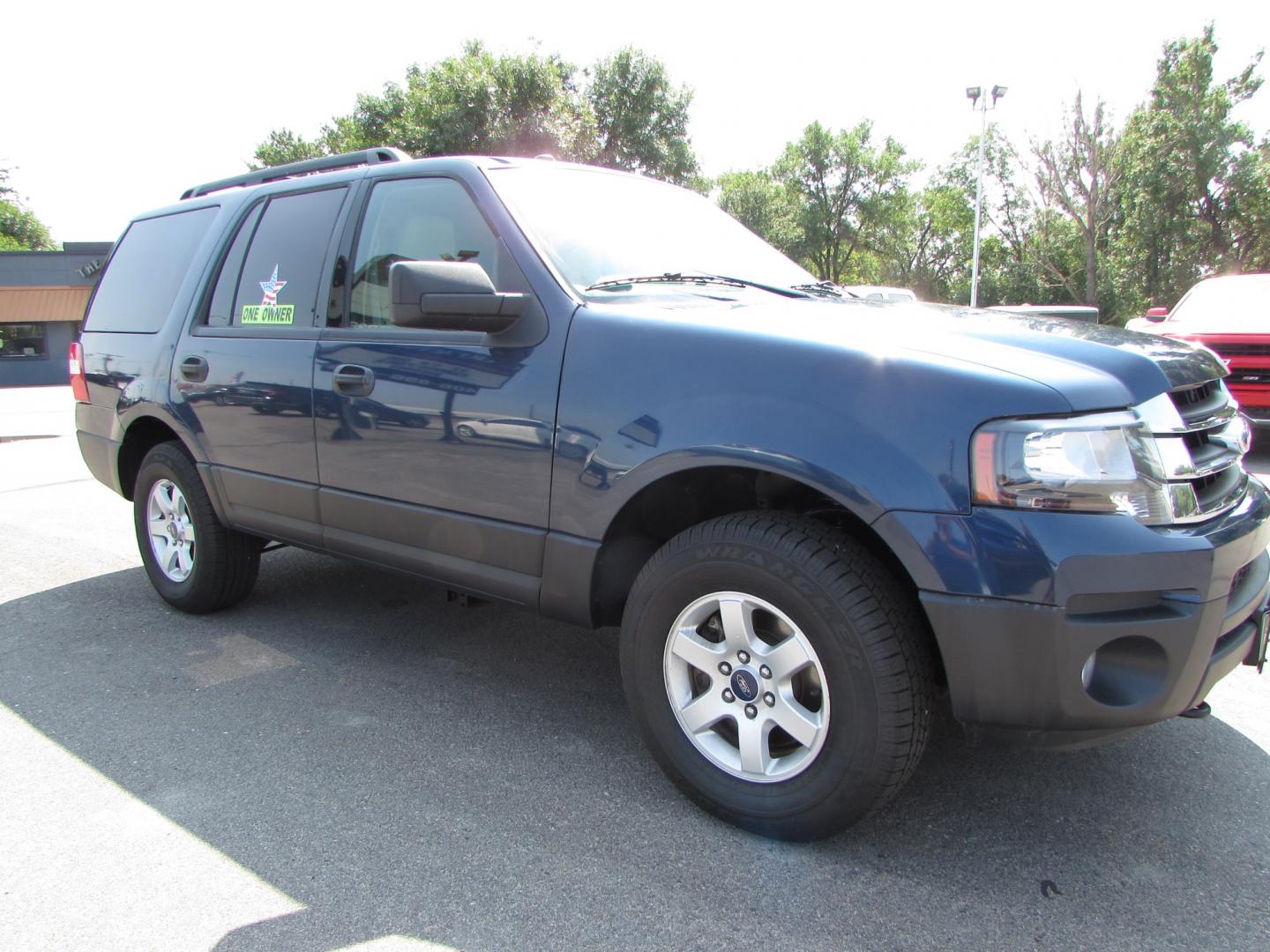 2015 Blue /Tan cloth Ford Expedition XL 4WD (1FMJU1GT0FE) with an 3.5L V6 DOHC 24V FFV engine, 6-Speed Automatic transmission, located at 4562 State Avenue, Billings, MT, 59101, (406) 896-9833, 45.769516, -108.526772 - Photo#4