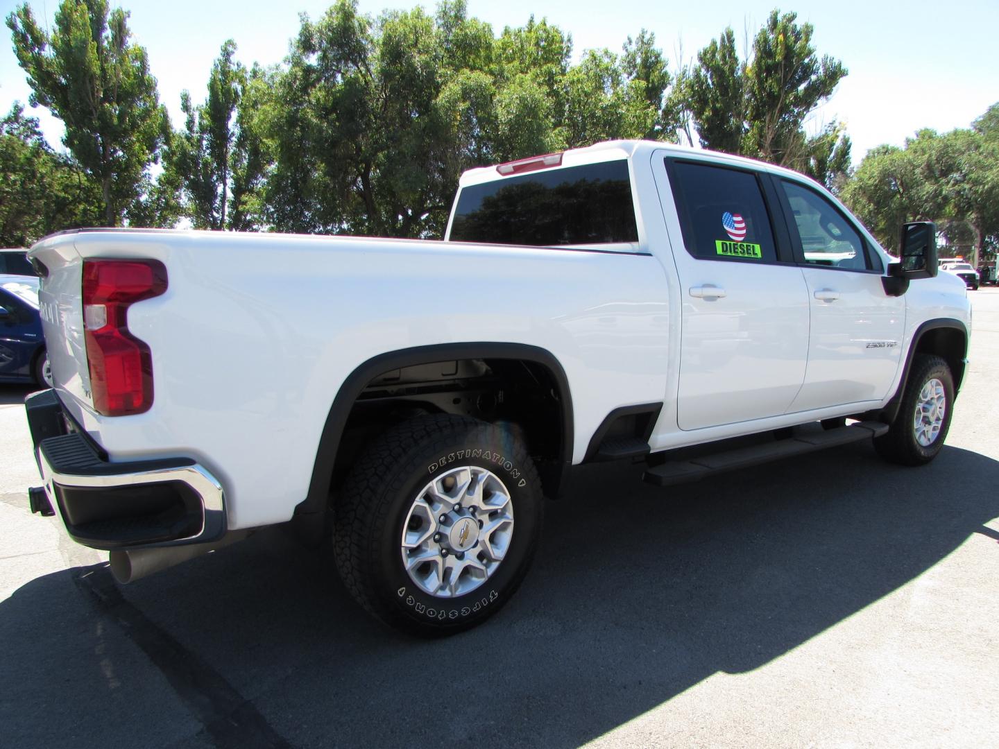 2021 White /Gray Chevrolet Silverado 2500HD LT Crew Cab Short Box 4WD (1GC1YNEY3MF) with an 6.6L V8 OHV 16V DIESEL engine, 6A transmission, located at 4562 State Avenue, Billings, MT, 59101, (406) 896-9833, 45.769516, -108.526772 - Photo#3