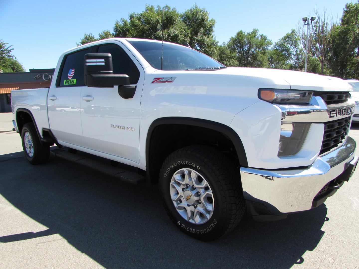 2021 White /Gray Chevrolet Silverado 2500HD LT Crew Cab Short Box 4WD (1GC1YNEY3MF) with an 6.6L V8 OHV 16V DIESEL engine, 6A transmission, located at 4562 State Avenue, Billings, MT, 59101, (406) 896-9833, 45.769516, -108.526772 - Photo#4