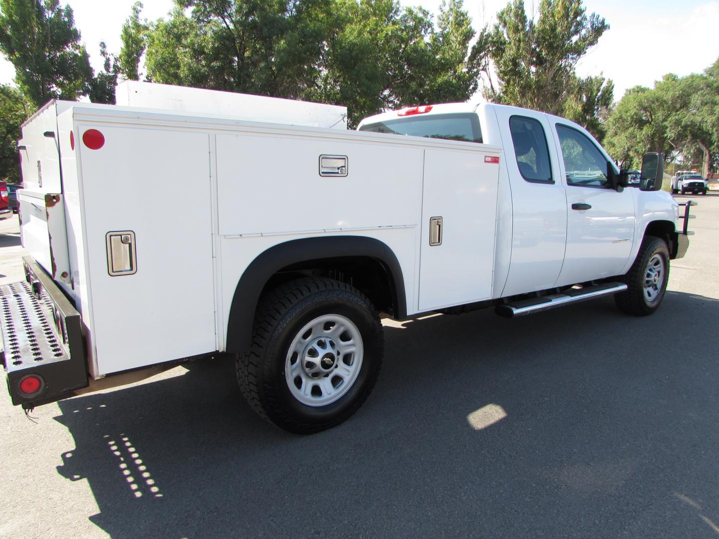 2013 White /Gray Chevrolet Silverado 3500HD Work Truck Ext. Cab Long Box 4WD (1GB5KZCG9DZ) with an 6.0L V8 OHV 16V FFV engine, 6-Speed Automatic transmission, located at 4562 State Avenue, Billings, MT, 59101, (406) 896-9833, 45.769516, -108.526772 - Photo#4