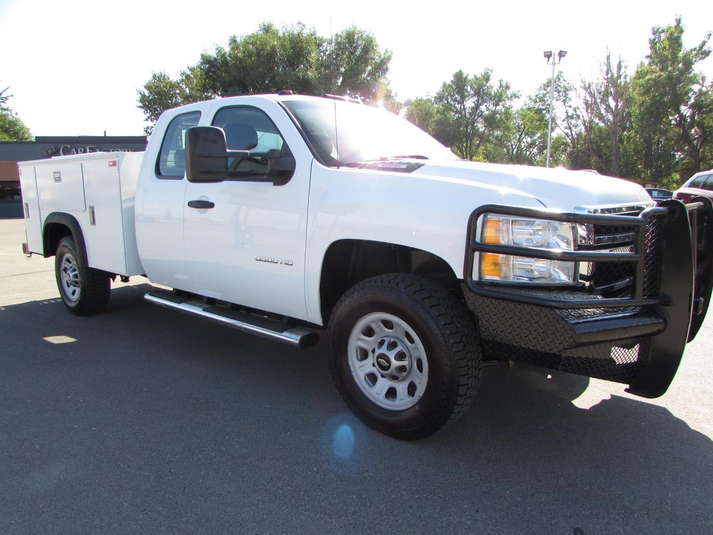 2013 White /Gray Chevrolet Silverado 3500HD Work Truck Ext. Cab Long Box 4WD (1GB5KZCG9DZ) with an 6.0L V8 OHV 16V FFV engine, 6-Speed Automatic transmission, located at 4562 State Avenue, Billings, MT, 59101, (406) 896-9833, 45.769516, -108.526772 - Photo#5