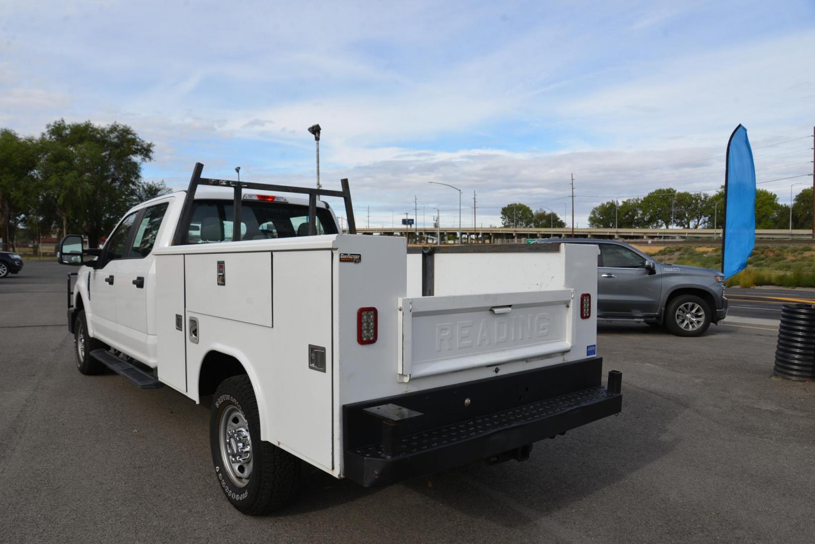 2018 Oxford White /Medium Earth Gray Ford F-250 SD Service Body Crew Cab 4WD (1FD7W2B66JE) with an 6.2L V8 OHV 16V engine, 6A transmission, located at 4562 State Avenue, Billings, MT, 59101, (406) 896-9833, 45.769516, -108.526772 - Photo#13