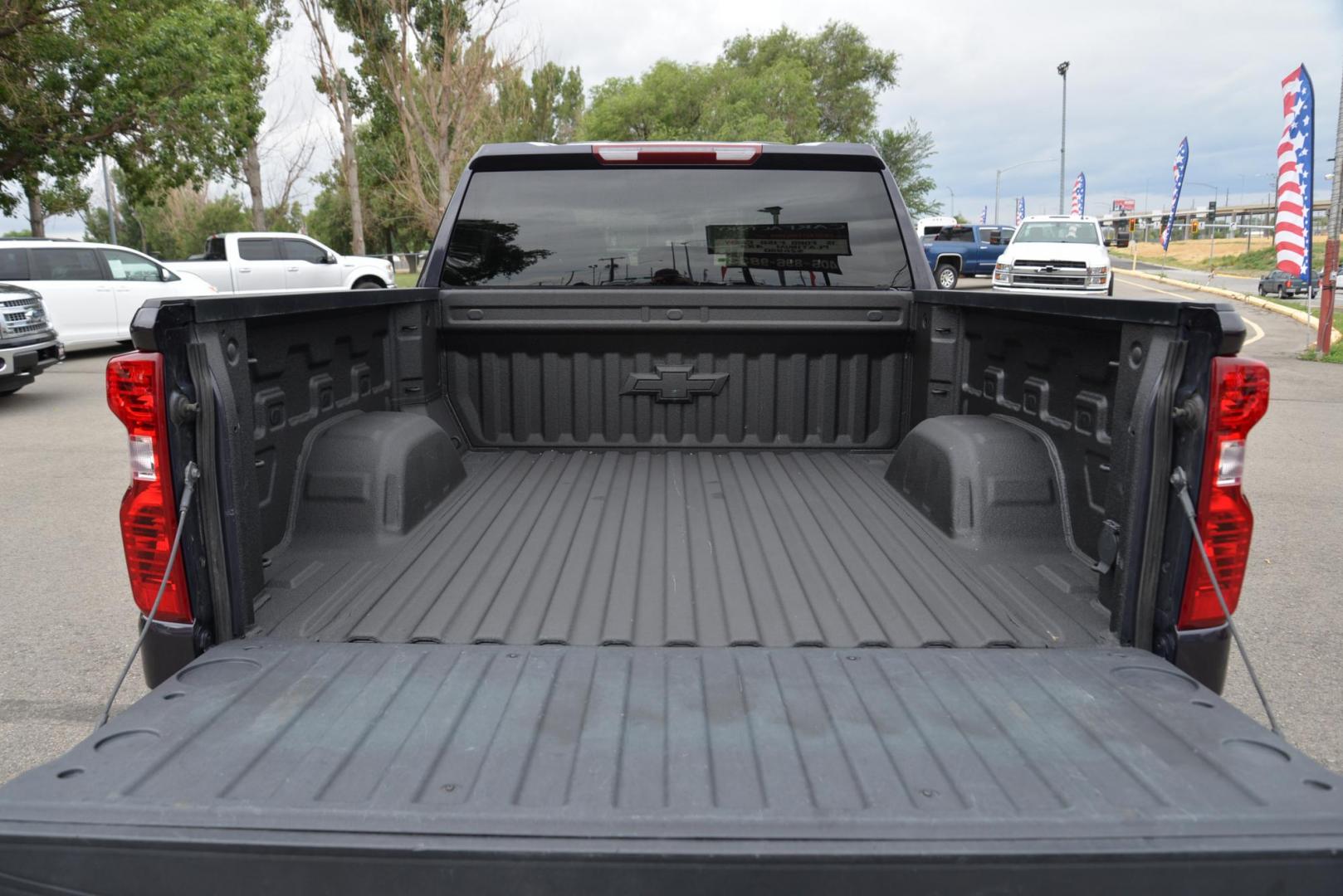 2022 Iron Grey Metallic /Grey Chevrolet Silverado 1500 LT Crew Cab 4WD (3GCUDDED6NG) with an 5.3L V8 OHV 16V engine, 8 speed Automatic with paddle shift transmission, located at 4562 State Avenue, Billings, MT, 59101, (406) 896-9833, 45.769516, -108.526772 - 2022 Chevy Silverado 1500 LT1 Crew Cab 4x4 This is a Low Mileage One Owner Truck, The history report shows recent maintenance, and there are no accidents reported on the history report. it has 17 Inch General Grabber brand tires and they are in good shape. The Chevy runs and drives great. The Bed i - Photo#5