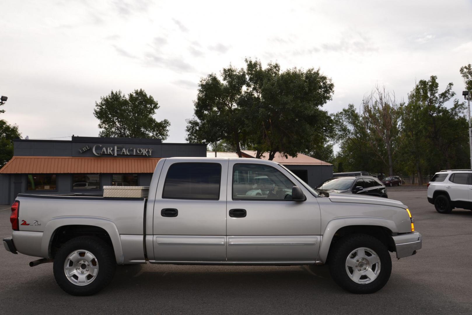 2006 Silver Birch Metallic /dark charcoal Chevrolet Silverado 1500 LS2 Crew Cab 4WD (2GCEK13T861) with an 5.3L V8 OHV 16V engine, 4-Speed Automatic Overdrive transmission, located at 4562 State Avenue, Billings, MT, 59101, (406) 896-9833, 45.769516, -108.526772 - 2006 Chevy 1500 Crew Cab LT Z71 4x4 This truck is a local Trade In. Seems to run and Drive Good, The 4x4 systems seems to work as it should, the tires are in decent shape. Power seat works, Radio Including XM Satellite Radio Works, it has Power windows and locks, tilt, cruise, Air conditioning, S - Photo#8