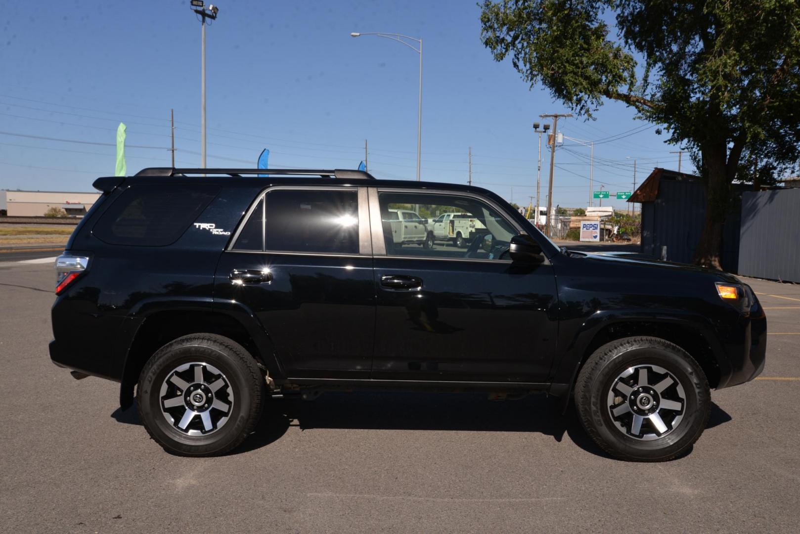 2022 MIDNIGHT BLACK METALLIC /Gray Toyota 4Runner TRD Off-road 4WD (JTEPU5JR4N5) with an 4.0L V6 DOHC 24V engine, 5 Speed Automatic transmission, located at 4562 State Avenue, Billings, MT, 59101, (406) 896-9833, 45.769516, -108.526772 - Photo#4