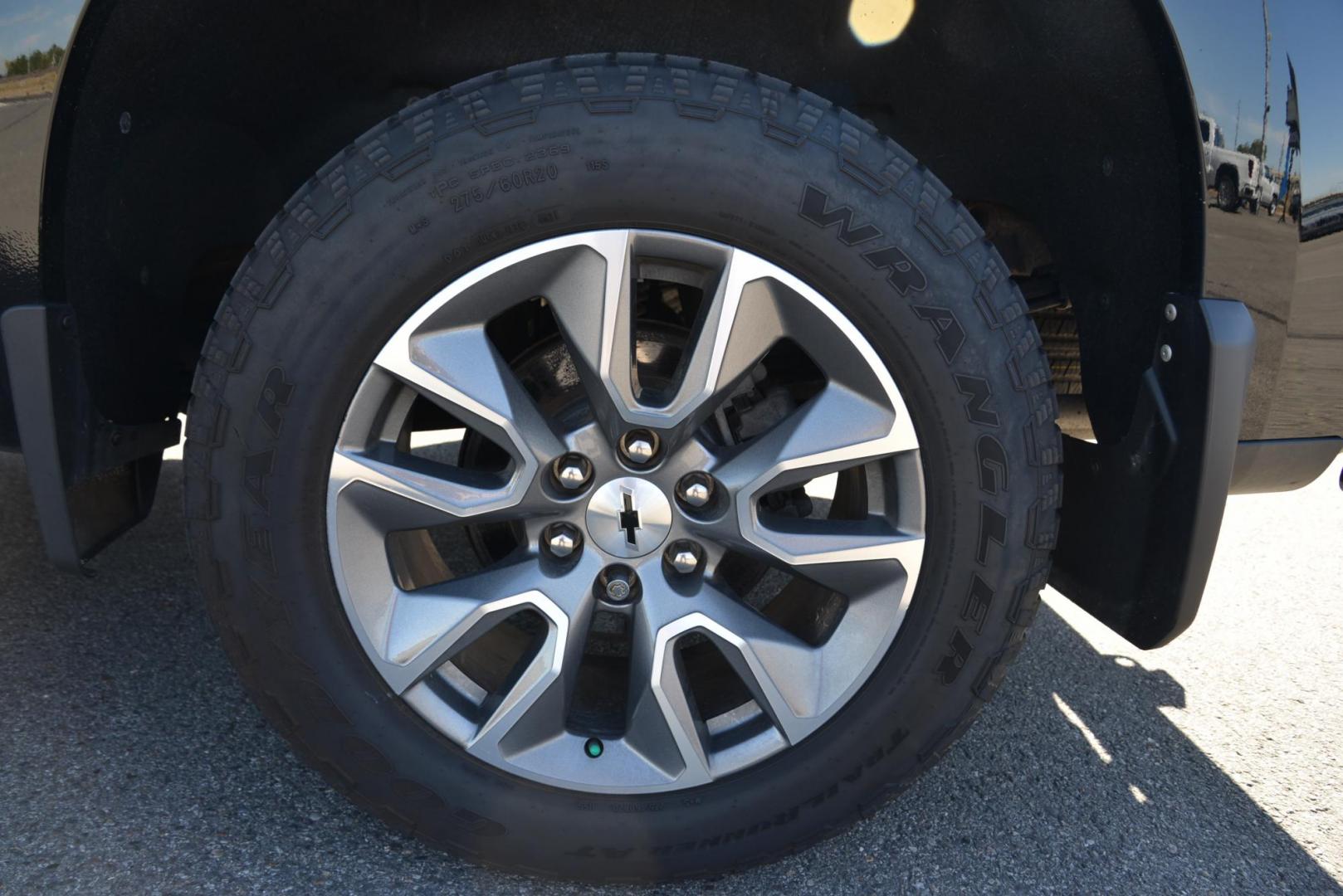 2022 Black /Jet Black Chevrolet Silverado 1500 Limited RST Crew Cab 4WD (1GCUYEEDXNZ) with an 5.3L V8 OHV 16V engine, 8 speed Automatic transmission, located at 4562 State Avenue, Billings, MT, 59101, (406) 896-9833, 45.769516, -108.526772 - 2022 Chevy 1500 Limited RST Crew Cab 4x4 It is a low mileage one owner truck and it still has remaining Factory Warranty, there are no accidents recorded on the history report. It runs and drives nicely, the interior and exterior are clean. The tires are 20 Inch Goodyear Wranglers and they are in - Photo#15