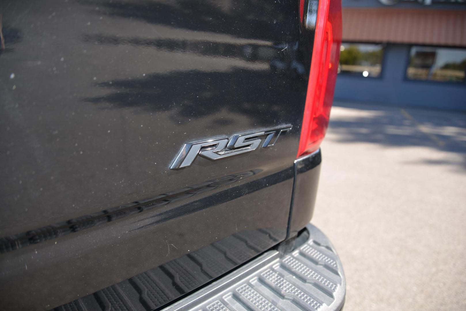 2022 Black /Jet Black Chevrolet Silverado 1500 Limited RST Crew Cab 4WD (1GCUYEEDXNZ) with an 5.3L V8 OHV 16V engine, 8 speed Automatic transmission, located at 4562 State Avenue, Billings, MT, 59101, (406) 896-9833, 45.769516, -108.526772 - Photo#11