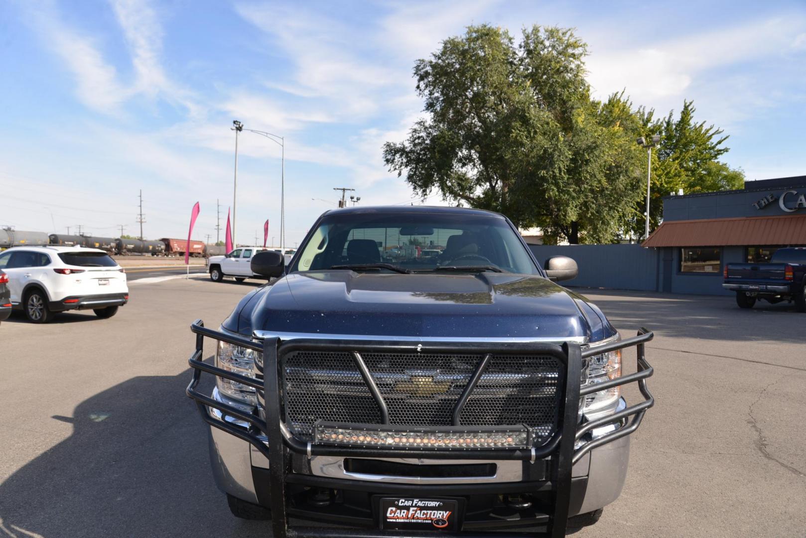 2010 Blue /dark charcoal Chevrolet Silverado 2500HD LT1 Ext. Cab 4WD (1GC5KXBG5AZ) with an 6.0L V8 OHV 16V FFV engine, 6-Speed Automatic transmission, located at 4562 State Avenue, Billings, MT, 59101, (406) 896-9833, 45.769516, -108.526772 - 2010 Chevrolet Silverado 2500HD 4WD Ext Cab LT This Chevy is a local trade in, There are no accidents recorded on the history report. It is a Two Owner Truck. The Chevy runs and drives good. The tires are in decent shape. It has a 6.0L V8 engine , 6 Speed Automatic transmission, 4.10 rear axle r - Photo#3