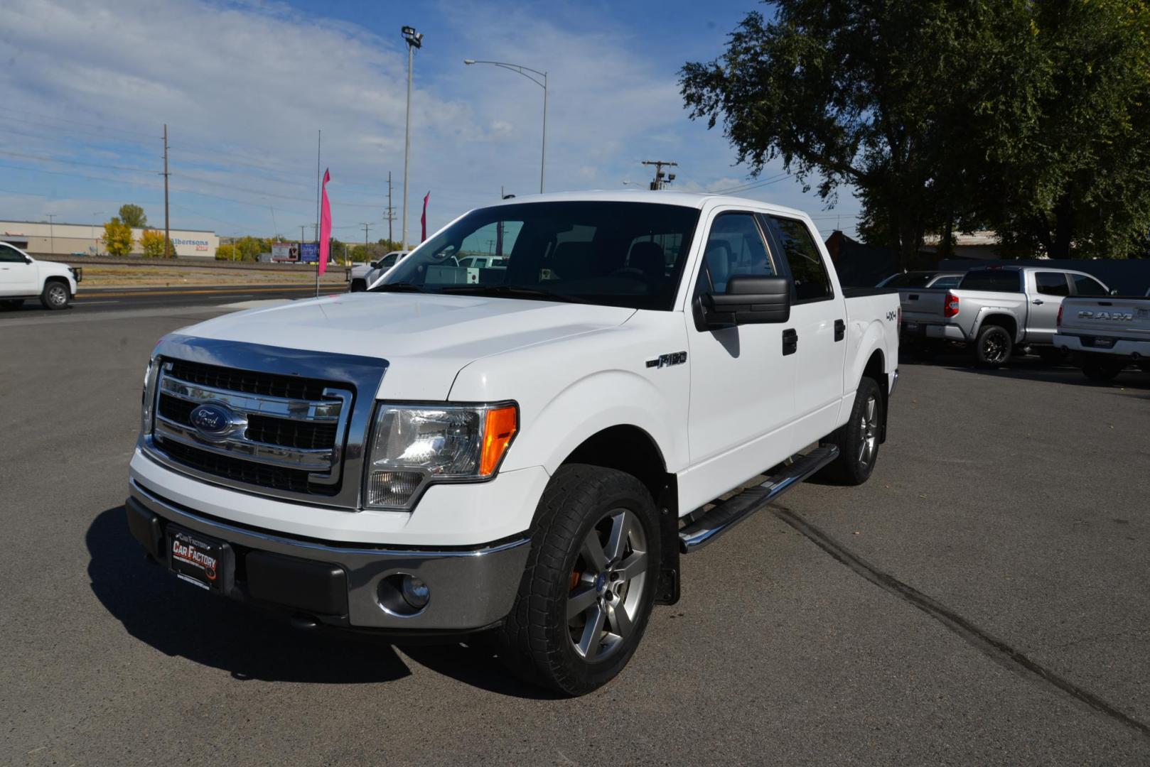 2014 Oxford White /Grey Ford F-150 XL SuperCrew 5.5-ft. Bed 4WD (1FTFW1EF8EK) with an 5.0L V8 engine, 6-Speed Automatic transmission, located at 4562 State Avenue, Billings, MT, 59101, (406) 896-9833, 45.769516, -108.526772 - 2014 Ford F1 50 Super Crew XLT 4x4, 5 1/2 Foot Bed It's a Low mileage , One Owner Ford, There are no accidents recorded on the history report, The interior and exterior are very clean and the Ford runs and drives smooth and quiet. The tires are in good condition it has a 5 Liter V8, 6 Speed Aut - Photo#6