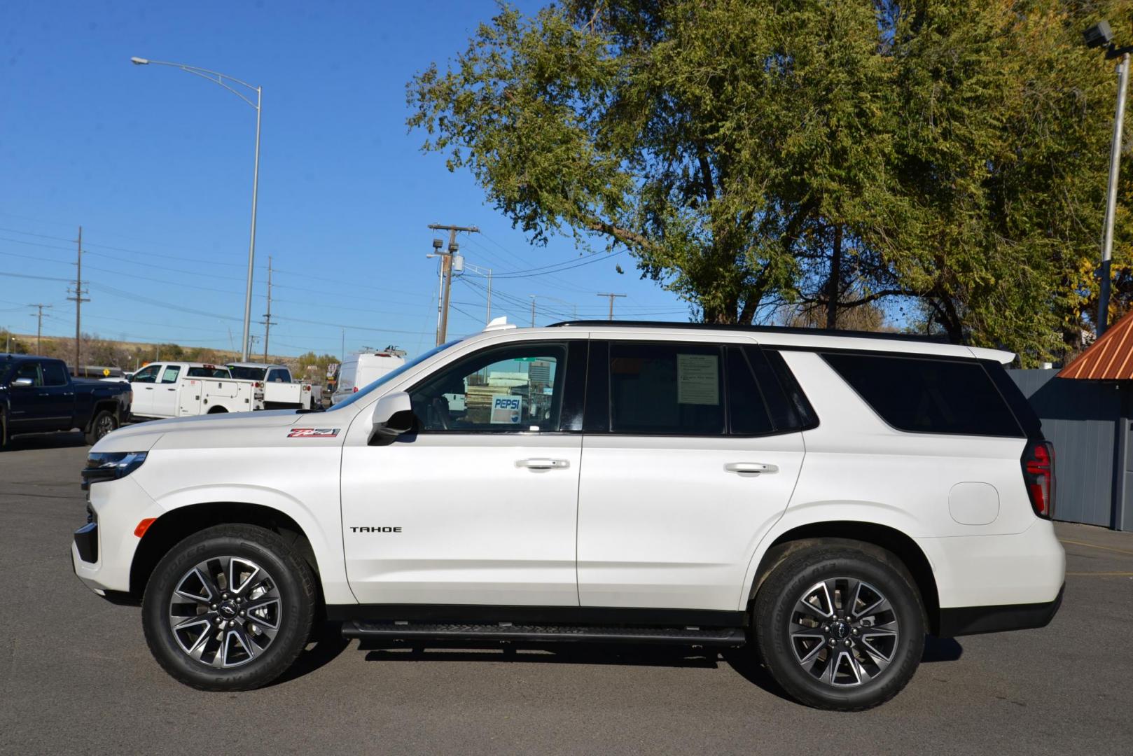 2021 IRIDESCENT PEARL TRICOAT /Dark Atmosphere Chevrolet Tahoe Z71 (1GNSKPKD6MR) with an 5.3L V8 OHV 16V engine, 10 Speed Automatic transmission, located at 4562 State Avenue, Billings, MT, 59101, (406) 896-9833, 45.769516, -108.526772 - 2021 Chevy Tahoe Z71 4x4 The Tahoe runs and drives smooth and quiet. There are no accidents recorded on the history report. The Exterior and interior are clean. The Tires are 20 Inch cooper discoverers and they are in good shape. This Chevy has a 5.3 Liter V8 Engine, 10 Speed Automatic Transmissio - Photo#2