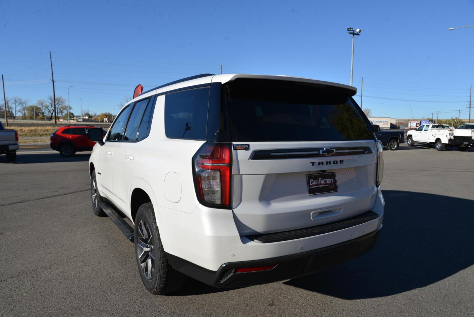 2021 IRIDESCENT PEARL TRICOAT /Dark Atmosphere Chevrolet Tahoe Z71 (1GNSKPKD6MR) with an 5.3L V8 OHV 16V engine, 10 Speed Automatic transmission, located at 4562 State Avenue, Billings, MT, 59101, (406) 896-9833, 45.769516, -108.526772 - 2021 Chevy Tahoe Z71 4x4 The Tahoe runs and drives smooth and quiet. There are no accidents recorded on the history report. The Exterior and interior are clean. The Tires are 20 Inch cooper discoverers and they are in good shape. This Chevy has a 5.3 Liter V8 Engine, 10 Speed Automatic Transmissio - Photo#5