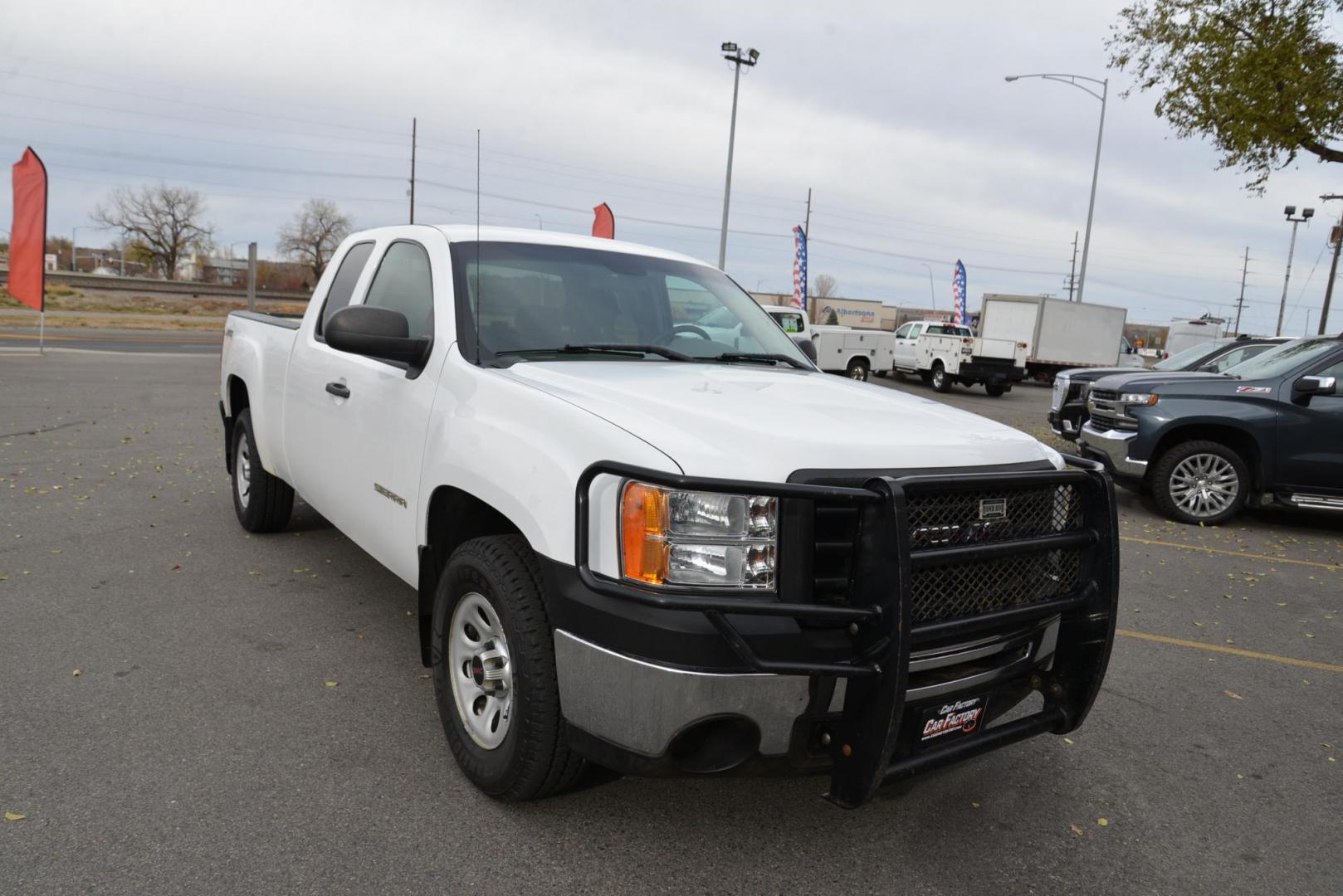 2013 Summit White /dark charcoal GMC Sierra 1500 Work Truck Ext. Cab 4WD (1GTR2TE71DZ) with an 5.3L V8 OHV 16V FFV engine, 6-Speed Automatic transmission, located at 4562 State Avenue, Billings, MT, 59101, (406) 896-9833, 45.769516, -108.526772 - Photo#3