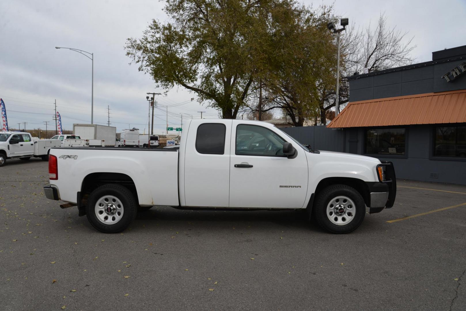 2013 Summit White /dark charcoal GMC Sierra 1500 Work Truck Ext. Cab 4WD (1GTR2TE71DZ) with an 5.3L V8 OHV 16V FFV engine, 6-Speed Automatic transmission, located at 4562 State Avenue, Billings, MT, 59101, (406) 896-9833, 45.769516, -108.526772 - Photo#4