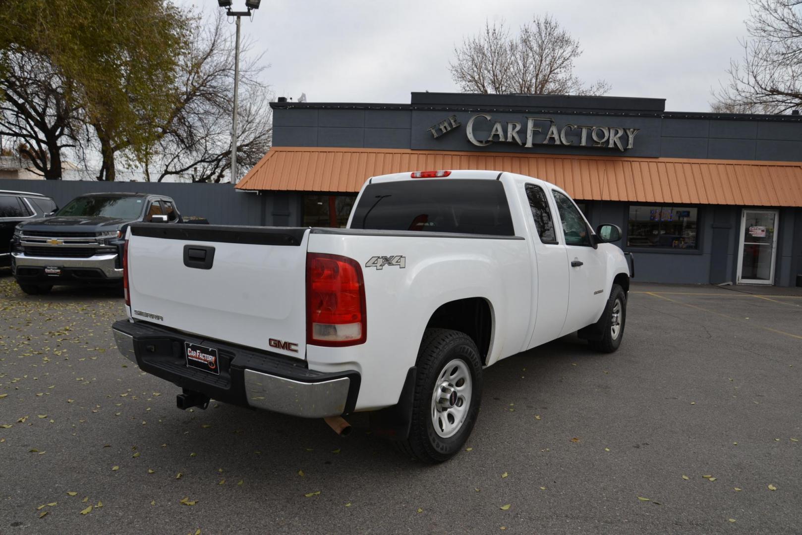 2013 Summit White /dark charcoal GMC Sierra 1500 Work Truck Ext. Cab 4WD (1GTR2TE71DZ) with an 5.3L V8 OHV 16V FFV engine, 6-Speed Automatic transmission, located at 4562 State Avenue, Billings, MT, 59101, (406) 896-9833, 45.769516, -108.526772 - Photo#5