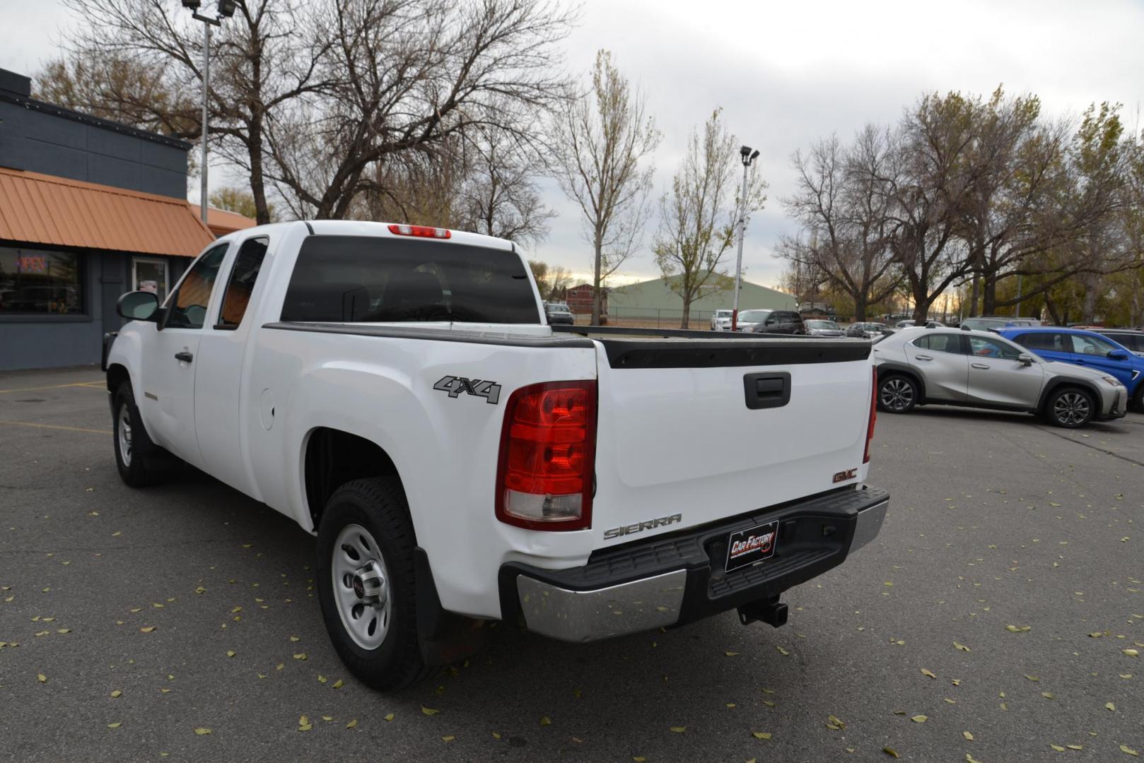 2013 Summit White /dark charcoal GMC Sierra 1500 Work Truck Ext. Cab 4WD (1GTR2TE71DZ) with an 5.3L V8 OHV 16V FFV engine, 6-Speed Automatic transmission, located at 4562 State Avenue, Billings, MT, 59101, (406) 896-9833, 45.769516, -108.526772 - Photo#6