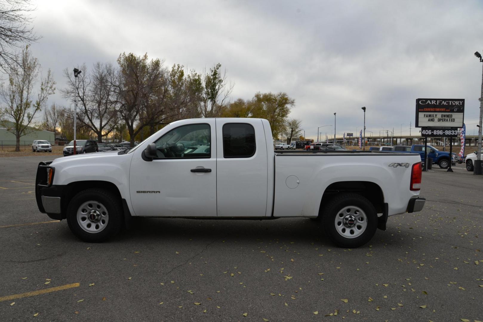 2013 Summit White /dark charcoal GMC Sierra 1500 Work Truck Ext. Cab 4WD (1GTR2TE71DZ) with an 5.3L V8 OHV 16V FFV engine, 6-Speed Automatic transmission, located at 4562 State Avenue, Billings, MT, 59101, (406) 896-9833, 45.769516, -108.526772 - Photo#8