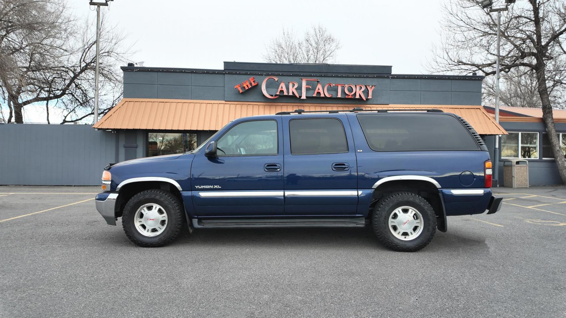 2001 Indigo Blue Metallic /Graphite/Med Gray GMC Yukon XL SLE (1GKFK16T31J) with an 5.3L V8 OHV 16V engine, 4-Speed Automatic Overdrive transmission, located at 4562 State Avenue, Billings, MT, 59101, (406) 896-9833, 45.769516, -108.526772 - Photo#3