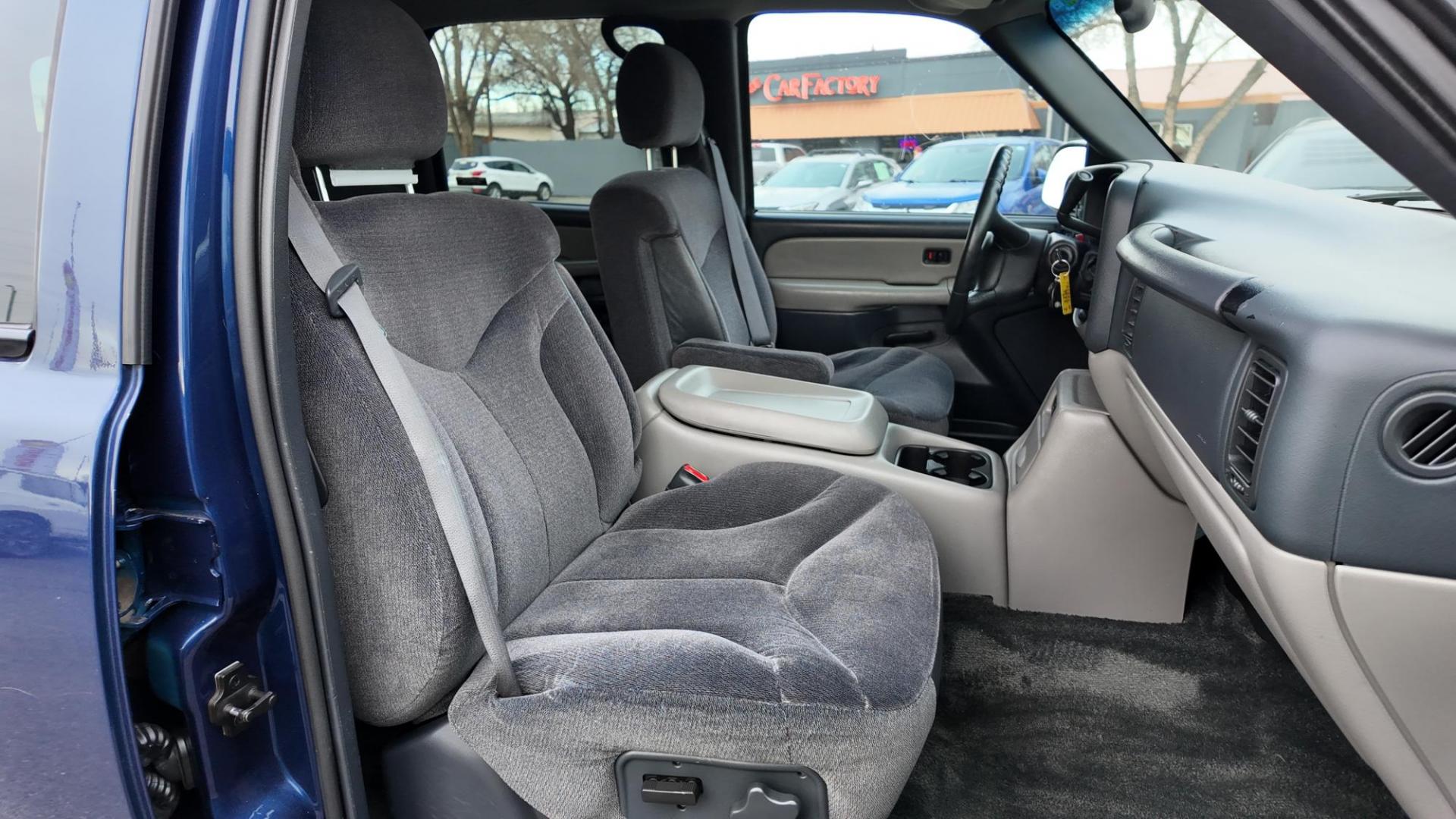 2001 Indigo Blue Metallic /Graphite/Med Gray GMC Yukon XL SLE (1GKFK16T31J) with an 5.3L V8 OHV 16V engine, 4-Speed Automatic Overdrive transmission, located at 4562 State Avenue, Billings, MT, 59101, (406) 896-9833, 45.769516, -108.526772 - Photo#23