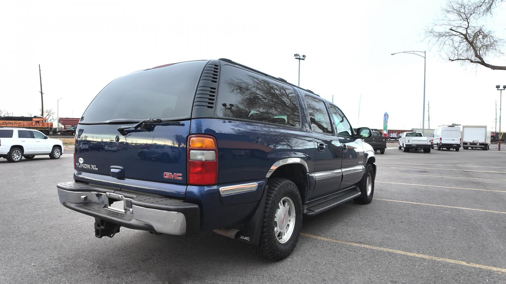 2001 Indigo Blue Metallic /Graphite/Med Gray GMC Yukon XL SLE (1GKFK16T31J) with an 5.3L V8 OHV 16V engine, 4-Speed Automatic Overdrive transmission, located at 4562 State Avenue, Billings, MT, 59101, (406) 896-9833, 45.769516, -108.526772 - Photo#6