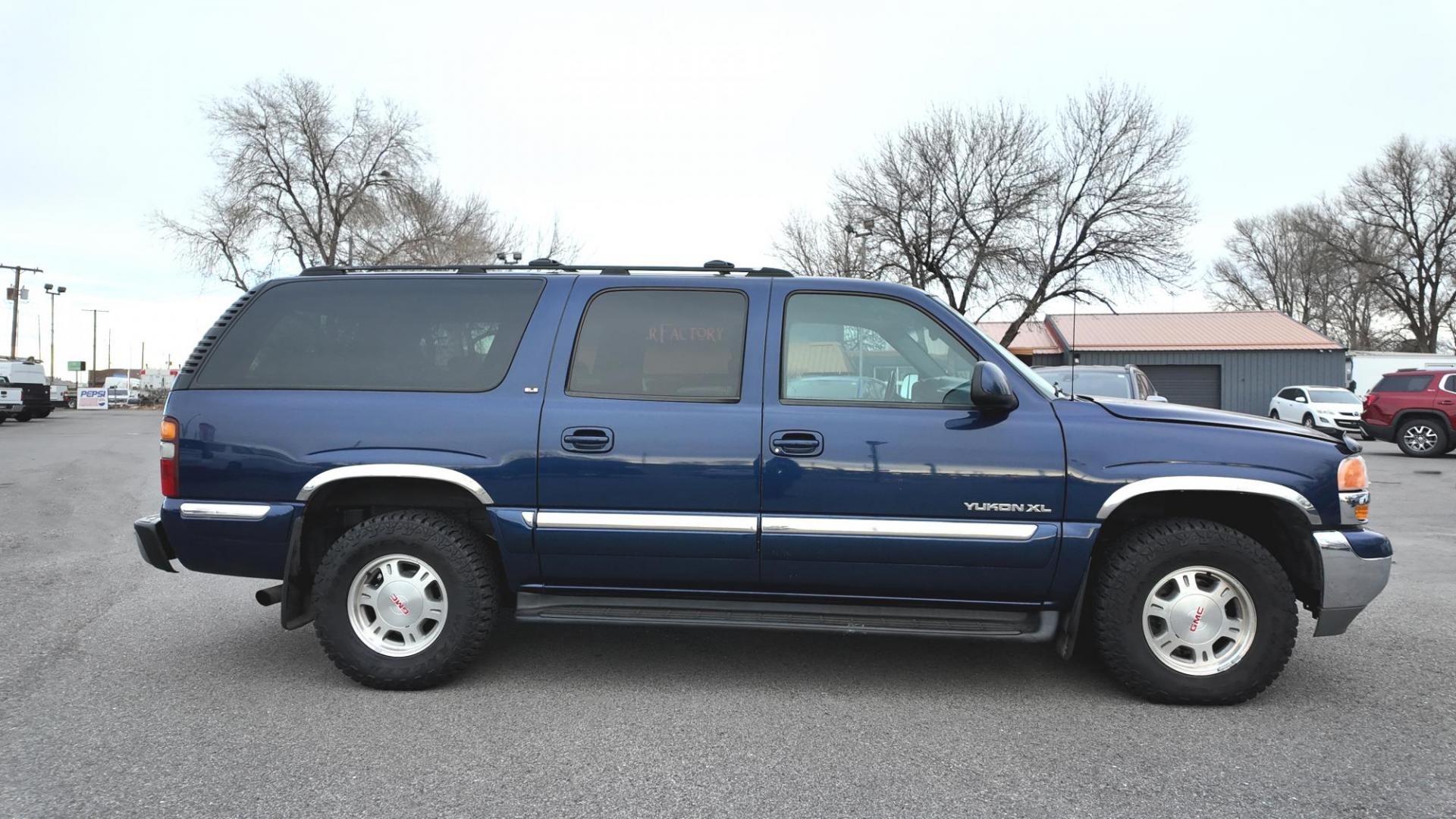 2001 Indigo Blue Metallic /Graphite/Med Gray GMC Yukon XL SLE (1GKFK16T31J) with an 5.3L V8 OHV 16V engine, 4-Speed Automatic Overdrive transmission, located at 4562 State Avenue, Billings, MT, 59101, (406) 896-9833, 45.769516, -108.526772 - Photo#8