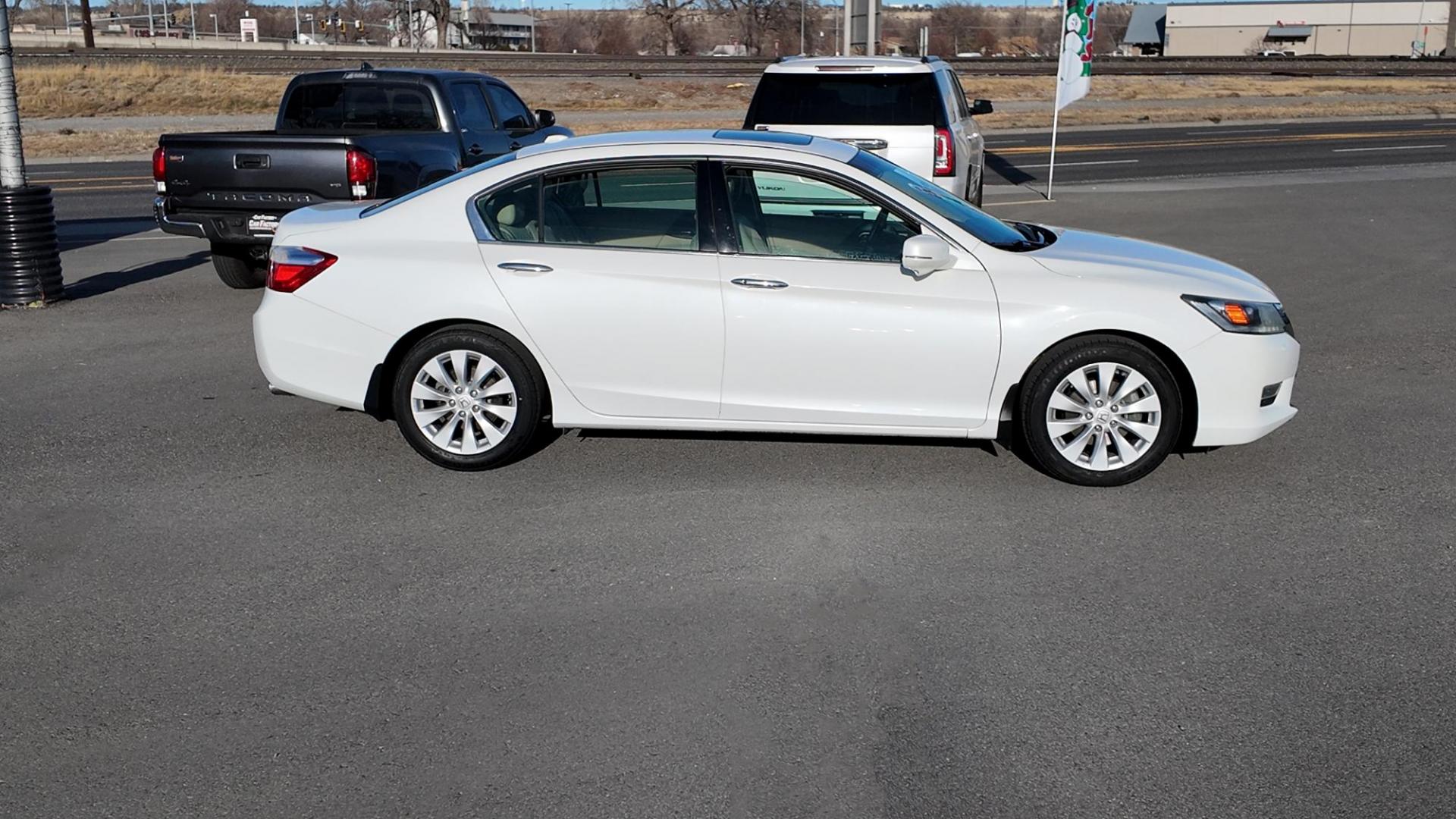 2013 White Orchid Pearl /Ivory Honda Accord EX-L (1HGCR3F80DA) with an 3.5L V6 SOHC 24V engine, 6-Speed Automatic transmission, located at 4562 State Avenue, Billings, MT, 59101, (406) 896-9833, 45.769516, -108.526772 - 2013 Honda Accord EX-L it's a low mileage, local Trade In, the Accord is a 2 owner vehicle that's been in Montana since new. There are no accidents recorded on the history report. The interior is very clean especially given its age. The Honda runs and drives well. The 17 Inch Fallkin Tires are in g - Photo#8